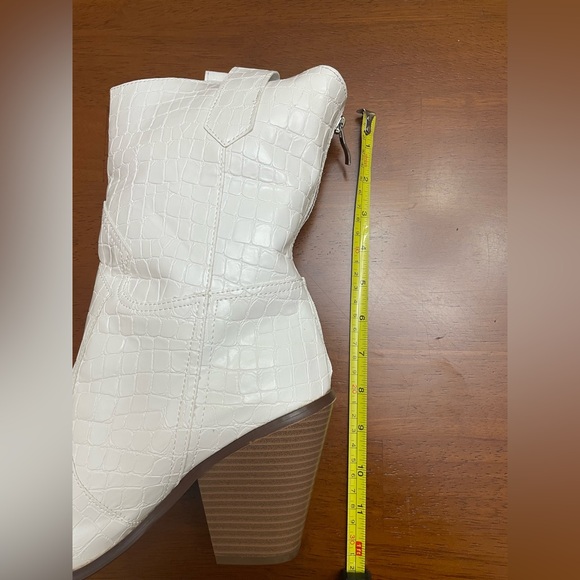 ViVI Elegant White Sneakers - Picture 9 of 14